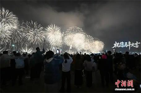 廣東汕頭舉行2026年迎新春大型焰火晚會(huì)